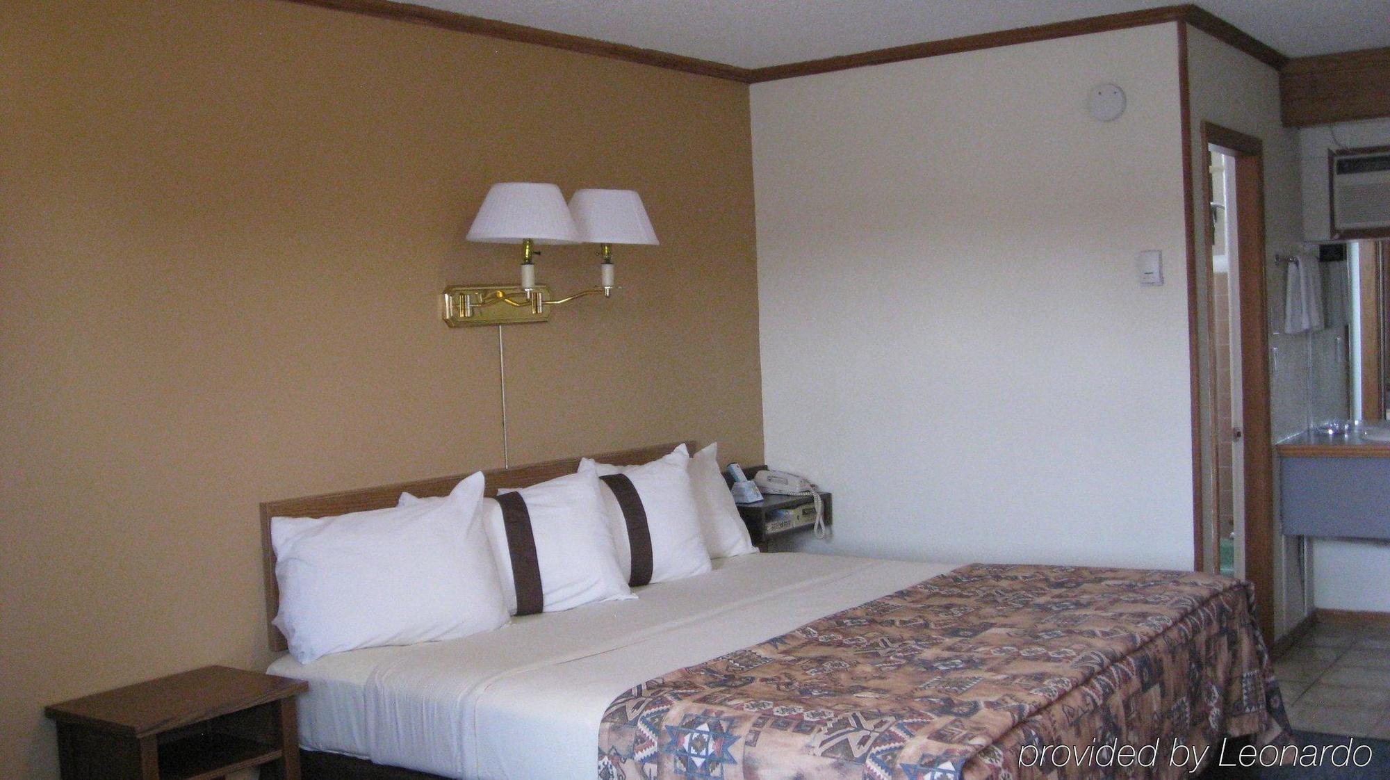 Canadas Best Value Inn YYC Habitación foto