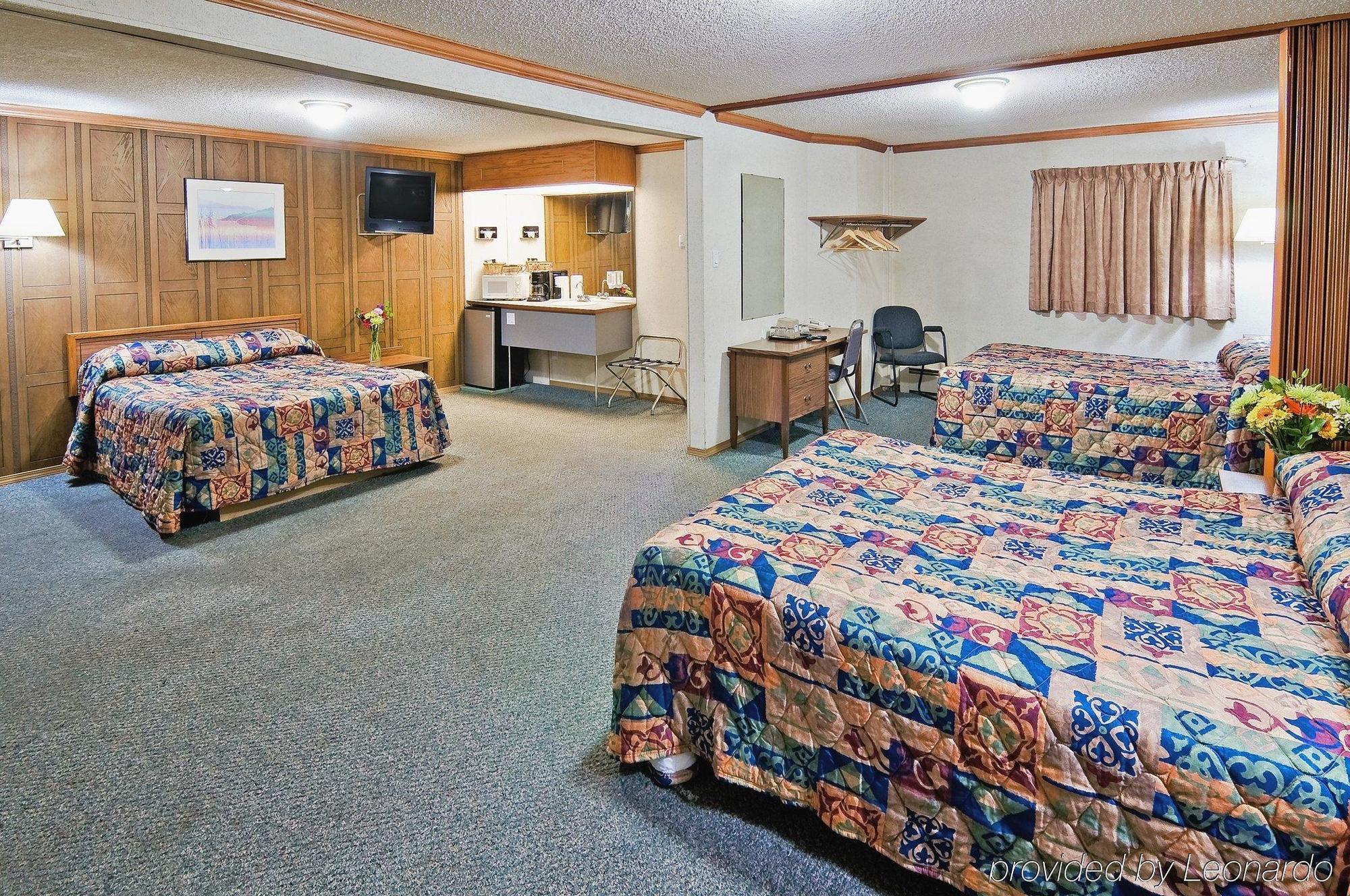 Canadas Best Value Inn YYC Habitación foto