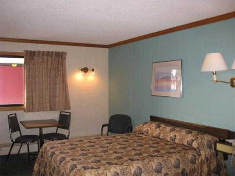 Canadas Best Value Inn YYC Habitación foto