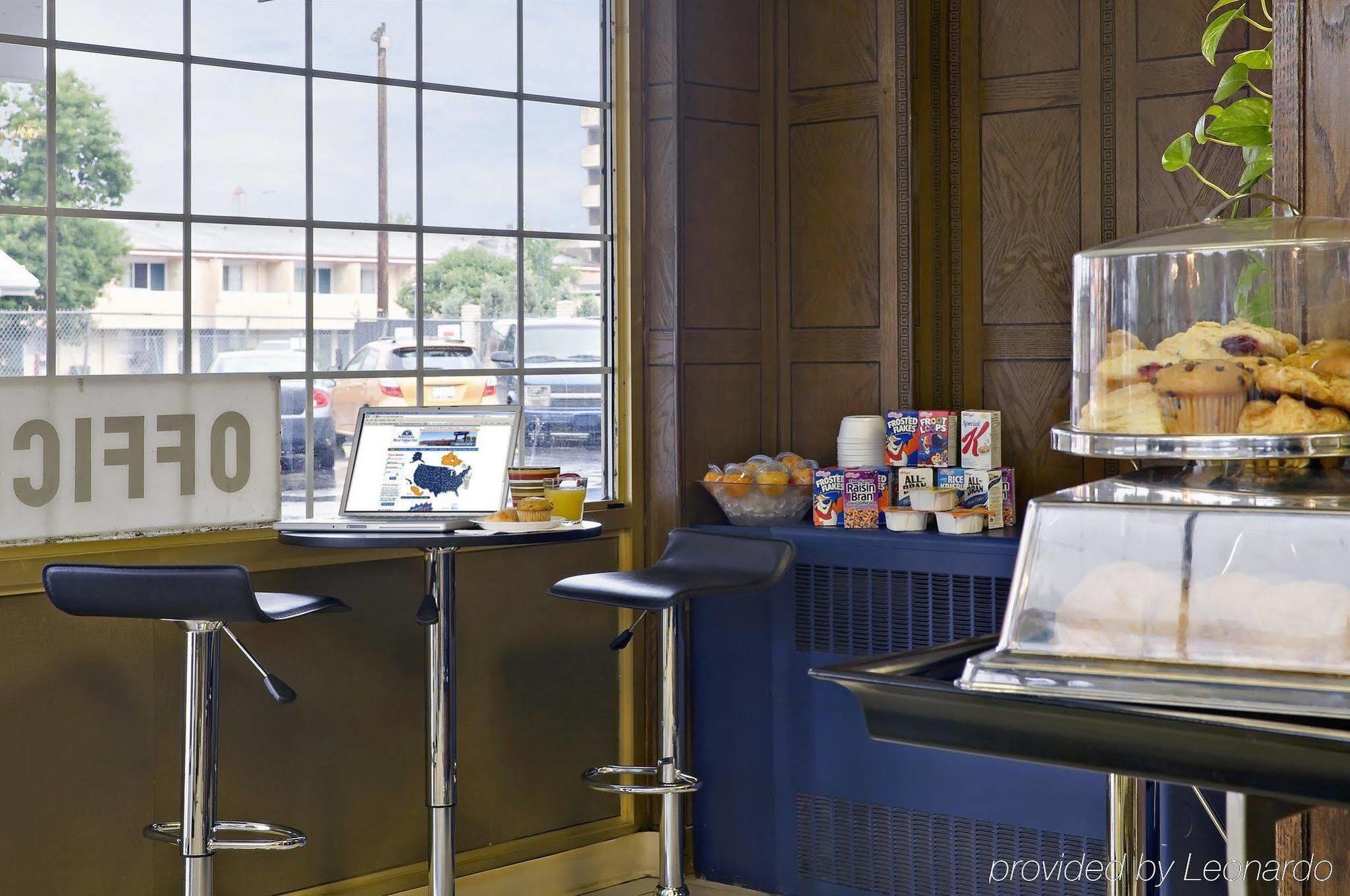 Canadas Best Value Inn YYC Restaurante foto