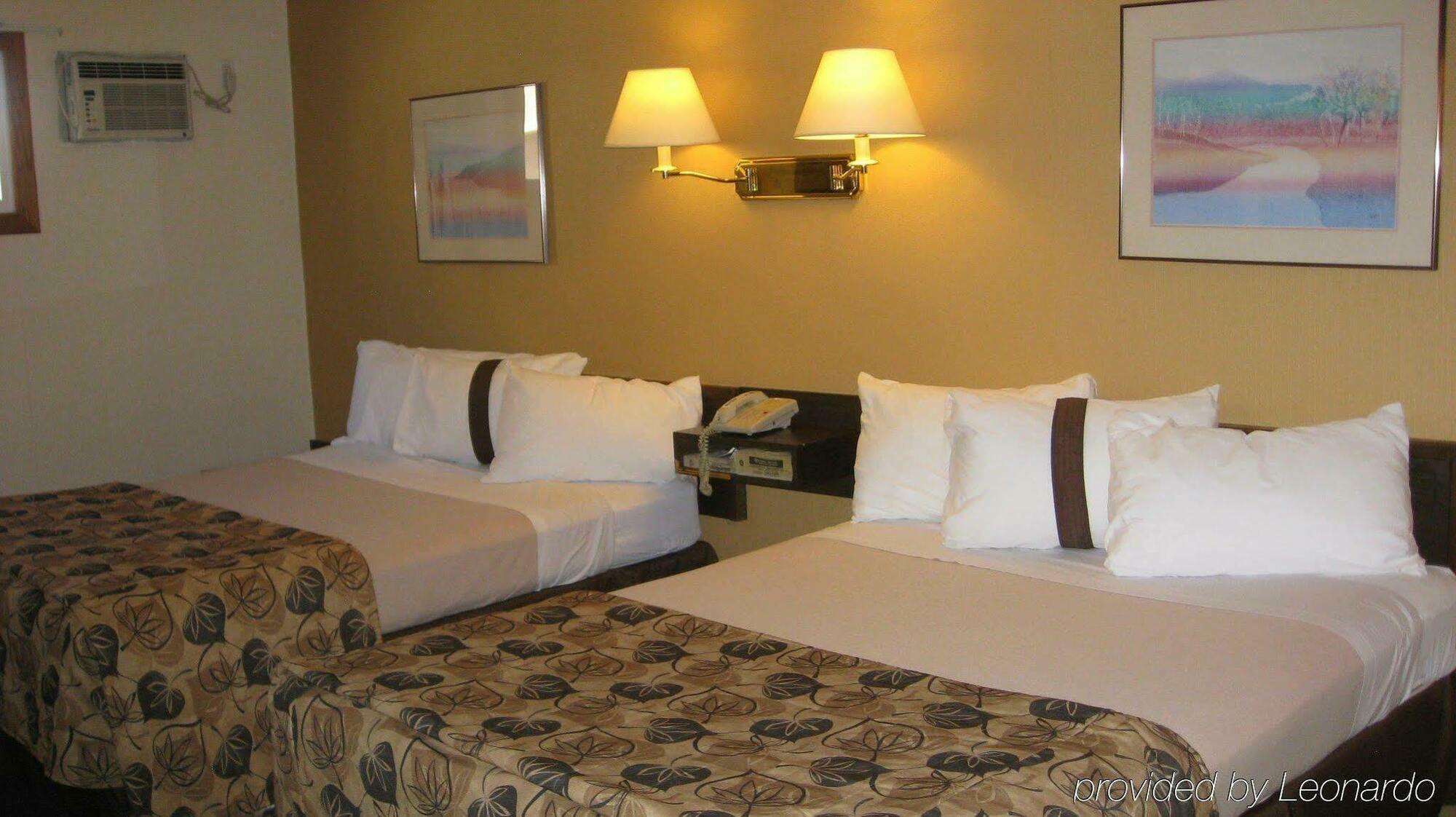 Canadas Best Value Inn YYC Habitación foto